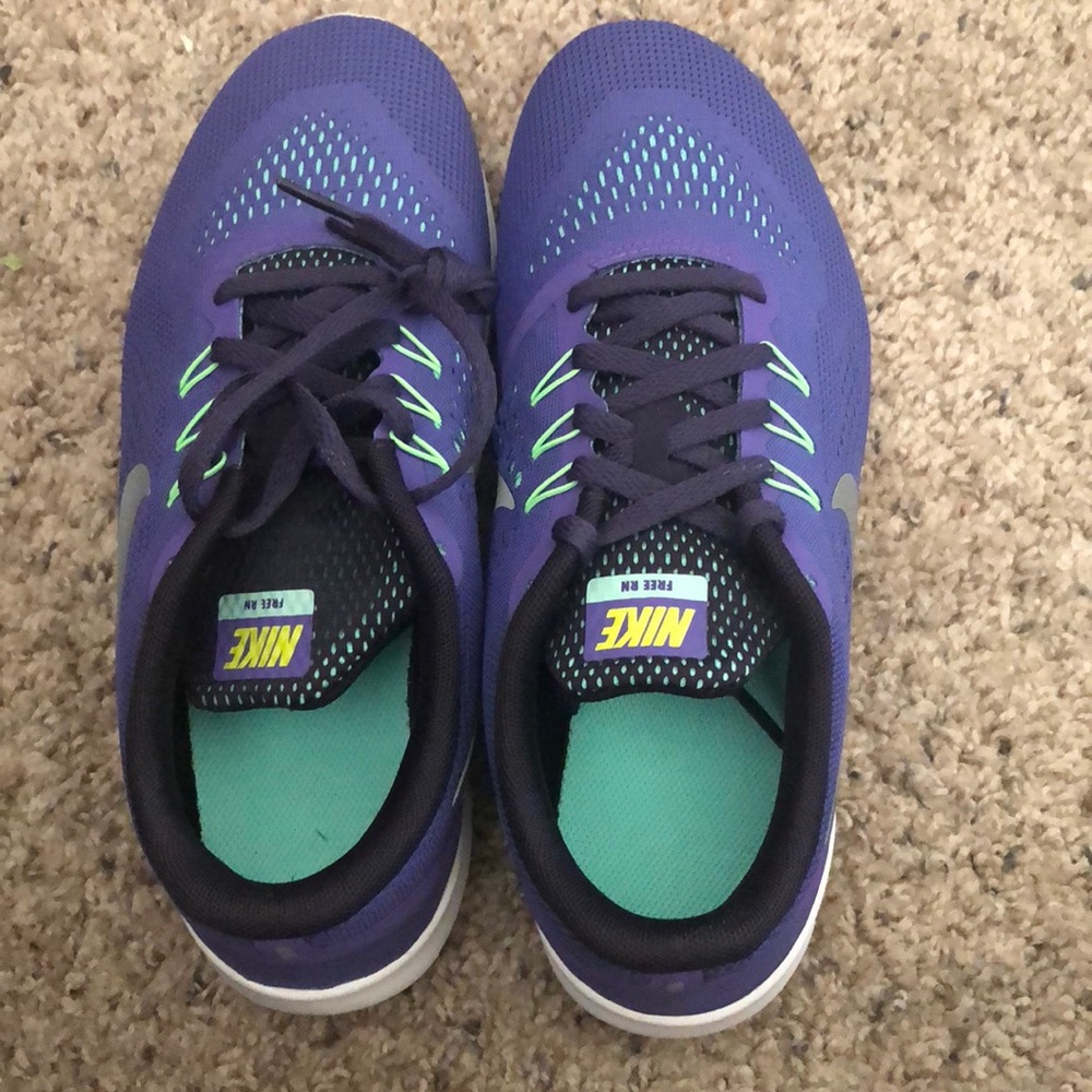 NIKE RUNNING SHOES